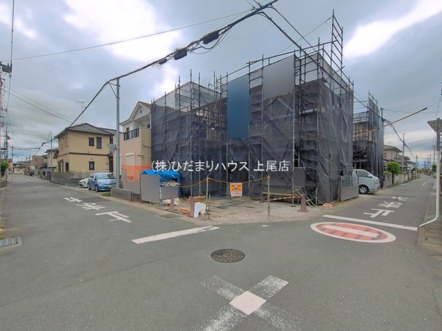 鴻巣市吹上本町2丁目　新築戸建　ブルーミング01の前面道路含む現地写真