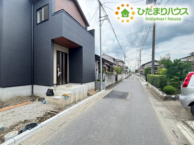 鴻巣市吹上本町2丁目　新築戸建　ブルーミング01の前面道路含む現地写真