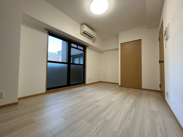 レジデア西本町の洋室