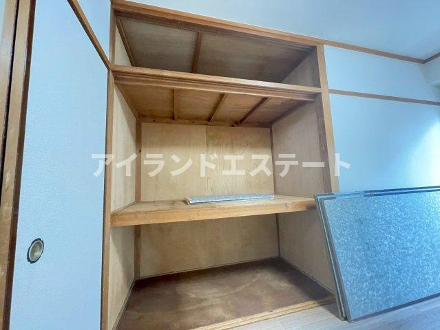 ヴィラ金谷　1フロア2住戸　L字型バルコニー　の収納