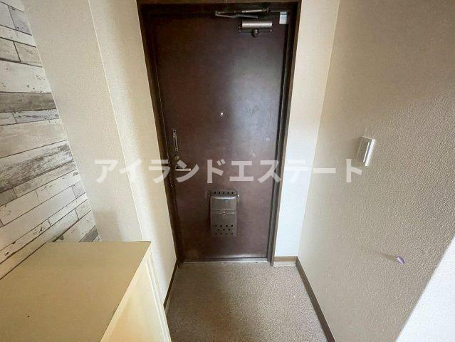 ヴィラ金谷　1フロア2住戸　L字型バルコニー　の玄関