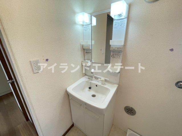 ヴィラ金谷　1フロア2住戸　L字型バルコニー　の洗面所