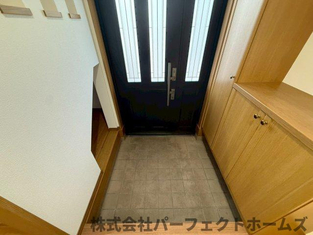 長尾東町3丁目戸建の玄関|収納もある玄関です