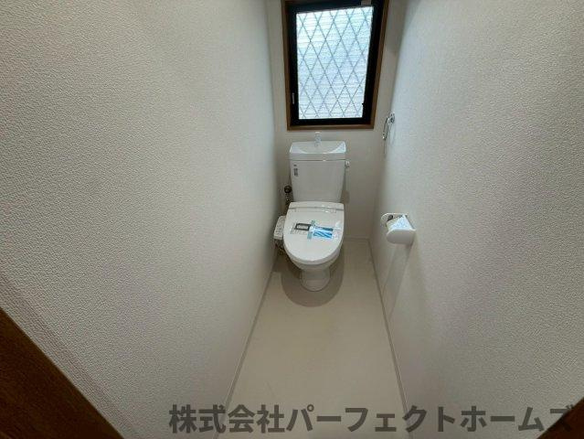 長尾東町3丁目戸建のトイレ|清潔感のあるトイレです