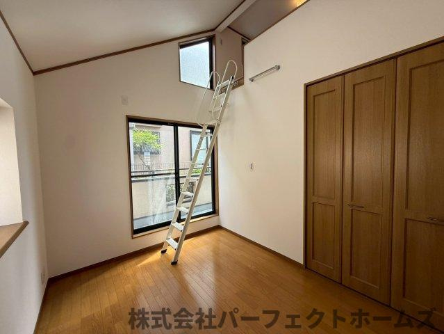 長尾東町3丁目戸建の洋室|使い勝手のいい洋室です