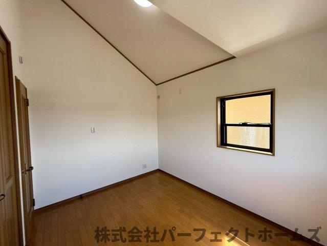 長尾東町3丁目戸建の洋室|広々とした洋室です