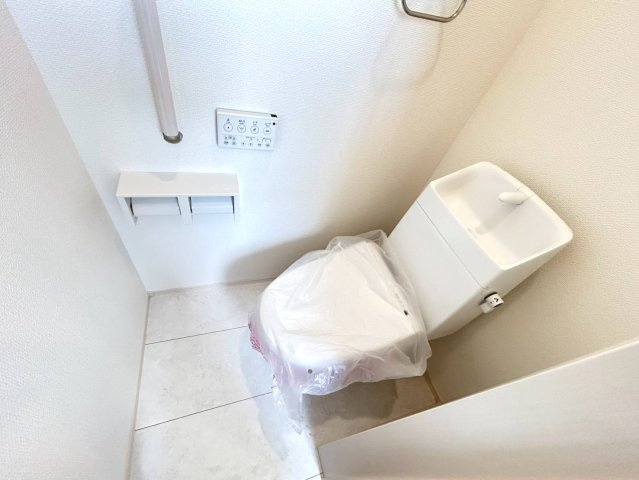 ブルーミングガーデン　江南市高屋町旭　全1区画分譲のトイレ|汚れが付きにくく落ちやすい表面加工と、掃除のしやすいフチレス形状便器の相乗効果でお手入れが楽々です。
節水型で家計にも優しい！温水洗浄便座で寒い冬も気持ちよくトイレ時間を過ごせます。