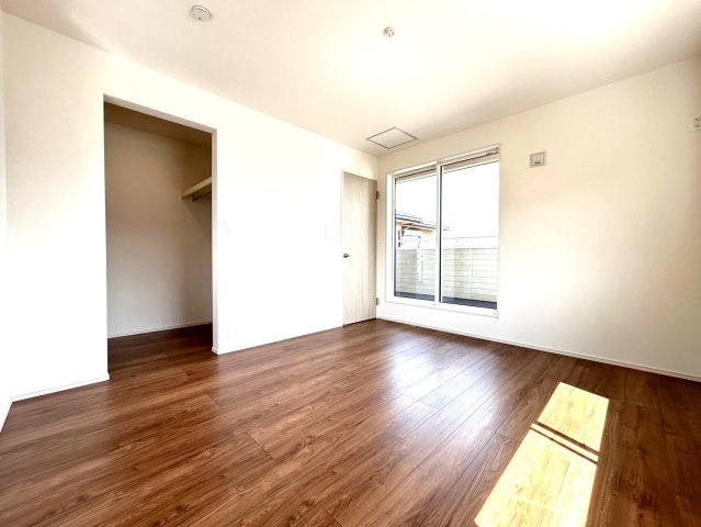 ブルーミングガーデン　江南市高屋町旭　全1区画分譲の寝室|全居室に収納を完備！窓は【樹脂枠】と【LOW-E複層ガラス】を採用。高断熱で寒暖差による結露も防ぎます。
建具やクロスなどをトータルコーディネートしており、室内に落ち着きと安らぎを与えてくれます。