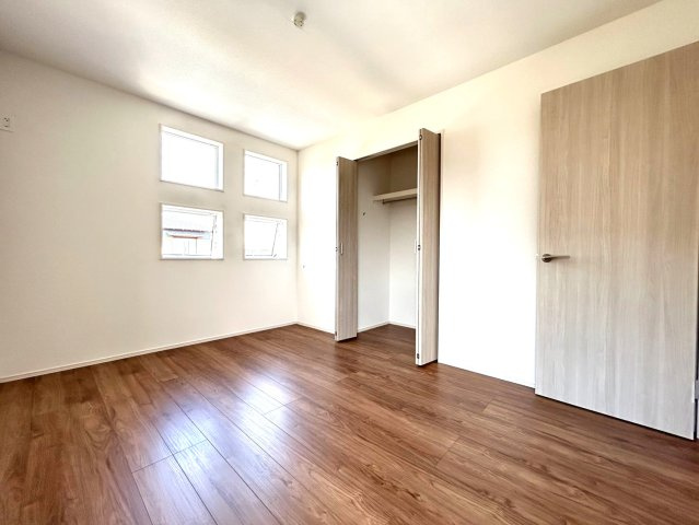 ブルーミングガーデン　江南市高屋町旭　全1区画分譲の洋室|全居室に【２４時間換気システム】を設置。家の中の空気をいつも新鮮に保ちます。カビの発生を抑えられます。
気密性に優れているため、部屋によっての温度差が小さく、家中どこでも快適に過ごせます。