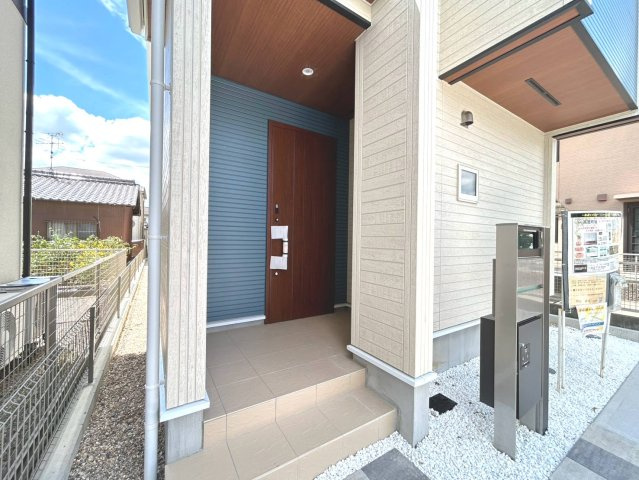 ブルーミングガーデン　江南市高屋町旭　全1区画分譲の玄関|専用のカードやスマートフォンで施解錠可能な玄関錠。快適さと防犯面に特化した、新世代の玄関ドアです。
鍵の毎回の開け閉めのイライラが減り、毎日の暮らしにゆとりが生まれます。