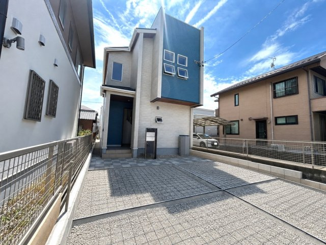 ブルーミングガーデン　江南市高屋町旭　全1区画分譲の玄関|専用のカードやスマートフォンで施解錠可能な玄関錠。快適さと防犯面に特化した、新世代の玄関ドアです。
鍵の毎回の開け閉めのイライラが減り、毎日の暮らしにゆとりが生まれます。