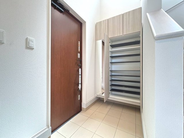 ブルーミングガーデン　江南市高屋町旭　全1区画分譲の玄関|大容量のシューズ収納付きで玄関周りもすっきり！玄関ドアからの光が玄関ホールを明るくしてくれます。