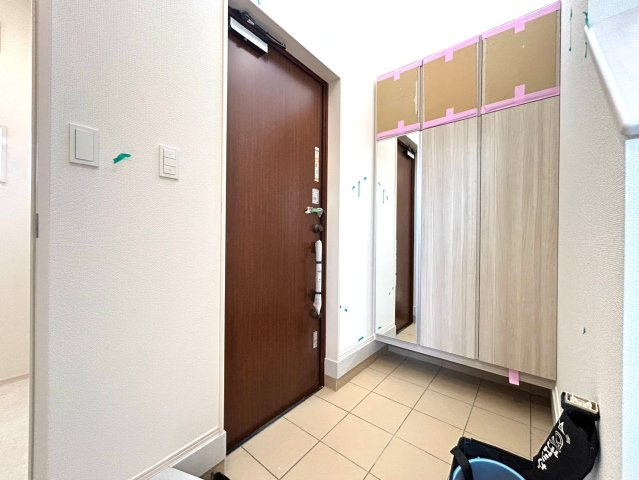 ブルーミングガーデン　江南市高屋町旭　全1区画分譲の玄関|大容量のシューズ収納付きで玄関周りもすっきり！玄関ドアからの光が玄関ホールを明るくしてくれます。