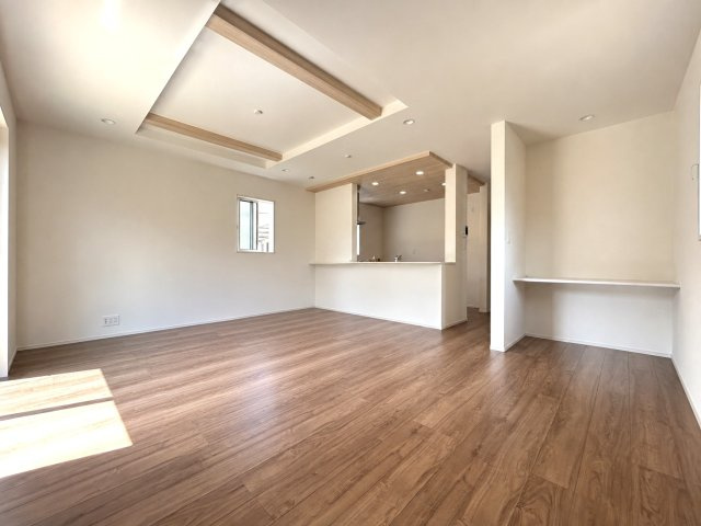 ブルーミングガーデン　江南市高屋町旭　全1区画分譲の居間・リビング|リビングには開放感のある【折上げ天井】を採用。最大2.6mの天井高で部屋をより広く明るく感じられます。
開放感と高級感を演出し、自然と家族みんなが集まる心地よい空間を作り出しています。