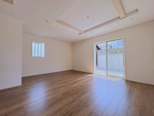ブルーミングガーデン　江南市高屋町旭　全1区画分譲の居間・リビング|リビングには開放感のある【折上げ天井】を採用。最大2.6mの天井高で部屋をより広く明るく感じられます。
開放感と高級感を演出し、自然と家族みんなが集まる心地よい空間を作り出しています。
