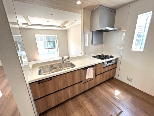 ブルーミングガーデン　江南市高屋町旭　全1区画分譲のキッチン|機能的なシステムキッチン。収納力に優れた大容量の引出。食器洗浄乾燥機も標準装備で家事軽減になります。
適材適所の収納が可能な大容量の引出しで、キッチン小物も大物もたっぷり収納できお掃除も楽々です。