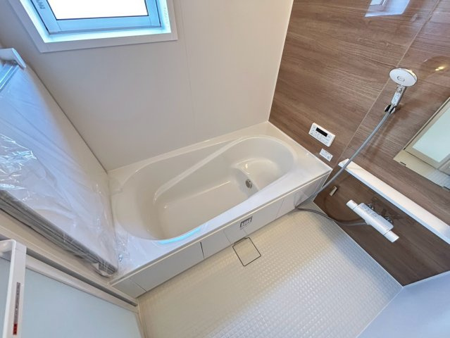 ブルーミングガーデン　江南市高屋町旭　全1区画分譲の浴室|浴室は【ほっカラリ床】【魔法瓶びん槽】【エアインシャワー】【浴室換気乾燥機】の高機能設備の仕様です。
雨の日の洗濯物乾燥や、日々のお手入れにも便利で、浴室をスッキリ清潔に保てます。