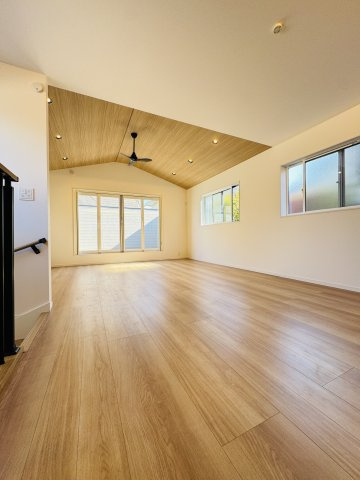 SHONAN STANDARD HOUSE 駅も海も、家族時間もちょうどいい家。の居間・リビング