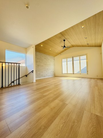 SHONAN STANDARD HOUSE 駅も海も、家族時間もちょうどいい家。の居間・リビング