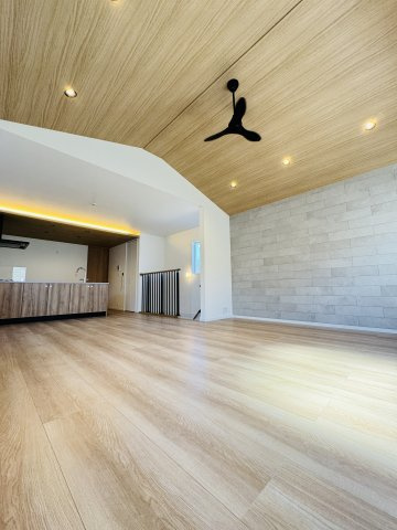 SHONAN STANDARD HOUSE 駅も海も、家族時間もちょうどいい家。の居間・リビング
