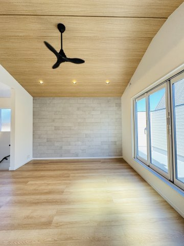 SHONAN STANDARD HOUSE 駅も海も、家族時間もちょうどいい家。の居間・リビング