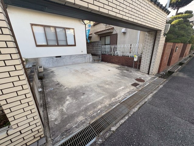 高倉台8丁目 中古戸建ての駐車場|車をお持ちの方に嬉しい駐車場付きの物件です