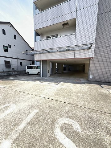 グランドール園田（食満5丁目）の駐車場|カースペースがあります