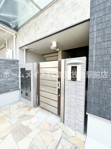 東大阪市鴻池本町のアパートのエントランス