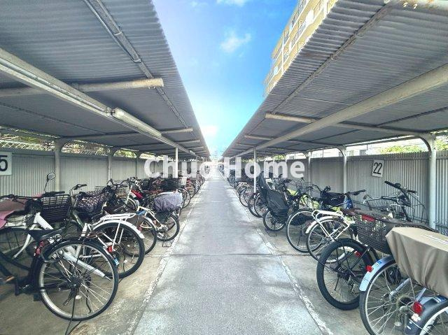 シャルム綾瀬の駐輪場|【自転車置き場】最新の空き状況や費用などの詳細は担当スタッフまでお問い合わせください。
