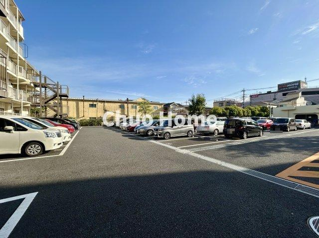 シャルム綾瀬の駐車場|【敷地内駐車場】最新の空き状況や費用などの詳細は担当スタッフまでお問い合わせください。
