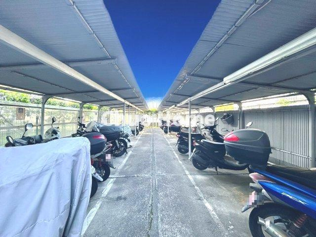 シャルム綾瀬の駐車場|【バイク置場】最新の空き状況や費用などの詳細は担当スタッフまでお問い合わせください。