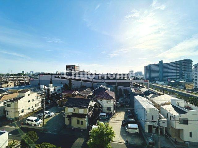 シャルム綾瀬の展望|手を伸ばせば、ふれることが出来そうな環境が、そのままインテリアになったような印象です。その豊かな眺望にふさわしい空間には、通風・採光にも優れ、心地よい光と風があふれています