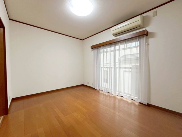 樫原上池田町の洋室|木目の自然な模様や落ち着きある色味が、お部屋に温かみをもたらします。（R8.4撮影）