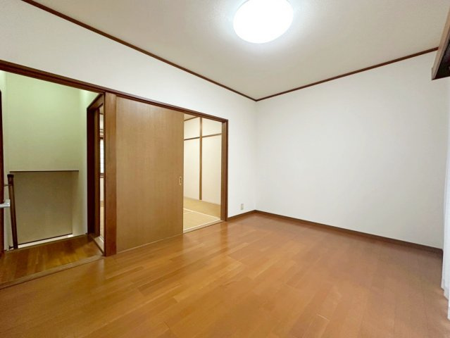 樫原上池田町の洋室|壁紙は白を基調としており、インテリアプランも考えやすいシンプルな仕上がりです。（R8.4撮影）