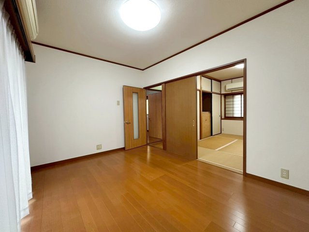 樫原上池田町の洋室|全居室6帖以上の広さを確保。各お部屋に十分な広さを確保することで、ご家族それぞれがプライベートな時間を持て、心地よく住環境が整います。（R8.4撮影）