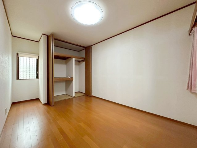 樫原上池田町の洋室|クローゼット内はハンガーパイプが備え付けになっております。上部には棚も設けられており、収納ボックスなどでスッキリ整理整頓もできちゃいます！（R8.4撮影）