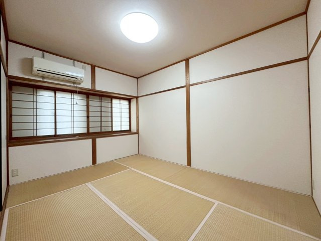 樫原上池田町の和室|出窓部分は奥行きがあり、お部屋に開放感をもたらします。ちょっとした小物や植物を飾って楽しむこともできちゃいます！（R8.4撮影）