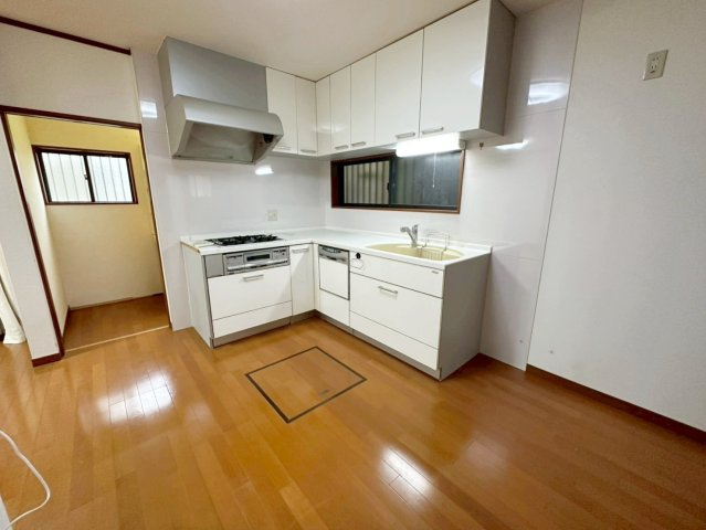 樫原上池田町の居間・リビング|リビングにはソファーやダイニングテーブルなどを置くゆとりが十分ある広さです。（R8.4撮影）