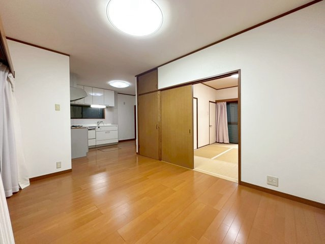 樫原上池田町の居間・リビング|リビングと１階和室はつなげてお使いいただくことも可能！R8.4撮影）