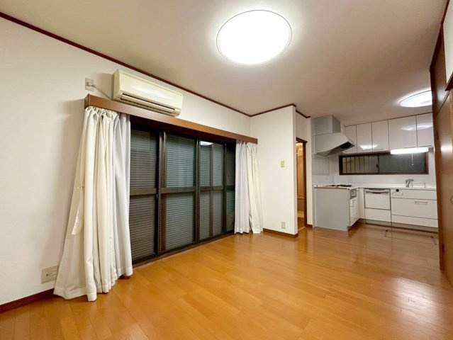 樫原上池田町の居間・リビング|大きな窓に面したリビングは、たっぷり自然な光が差し込み開放感が感じられます！（R8.4撮影）