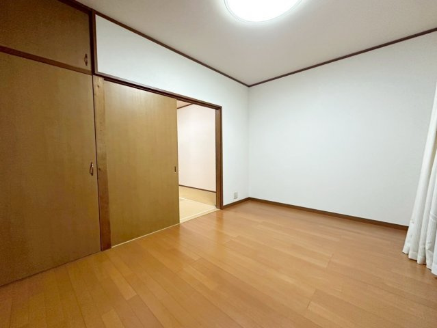 樫原上池田町の居間・リビング|リビングと和室の間の扉は来客の際など用途に応じて扉の開閉が可能！（R8.4撮影）