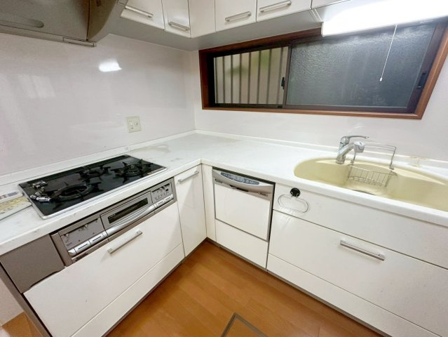 樫原上池田町のキッチン|作業スペースが三角形になったL字型キッチンは効率的に動けて家事の時短に！（R8.4撮影）