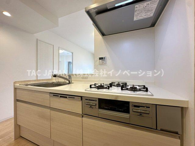 日神パレステージ東日暮里のキッチン|リビングを一望できるシステムキッチンには食事の時間がバラバラでも最後の人がスイッチONで洗い物が完結できるビルトイン食器洗浄乾燥機・便利な浄水シャワー栓・ガラストップ三口コンロ等を完備しています。