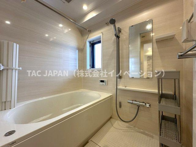 日神パレステージ東日暮里の浴室|ワンタッチでお湯張りや追炊ができるオートバスと足を伸ばせる浴槽で24時間いつでも快適にリフレッシュできます。雨のお洗濯や寒い日の入浴などに役立つ暖房機能付き浴室換気乾燥機も完備しています。