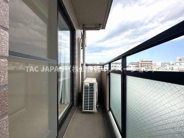 日神パレステージ東日暮里のバルコニー|気持ちの良い日差しがふんだんに注ぐ開放的なワイドバルコニー。東京スカイツリーを望むロケーションの良さはもちろん、風通しも良く不思議と空が近く感じられます。