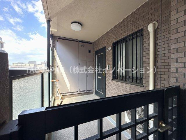 日神パレステージ東日暮里の玄関|門扉付きの玄関ポーチが戸建て感覚の独立感を演出。共用廊下から一歩奥まったゆとりある設計で、プライバシーにも配慮された上質な玄関まわりです。住まいの第一印象を高める、落ち着きある迎賓空間ですも魅力です