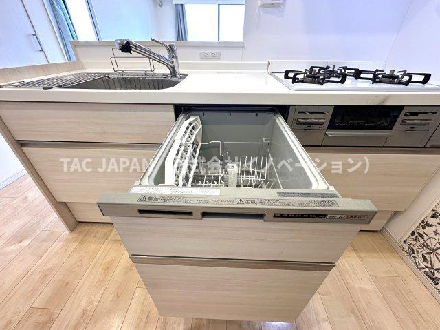 日神パレステージ東日暮里のキッチン|【ビルトイン食器洗浄乾燥機】
食事の時間がバラバラでも最後の人がスイッチONすれば洗い物が完了。家事の時短に大活躍のビルトイン食器洗浄乾燥機。