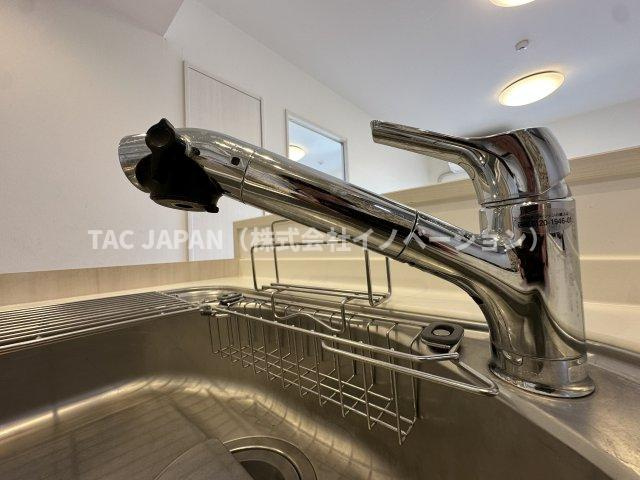 日神パレステージ東日暮里のキッチン|【浄水シャワー栓】
水質をワンタッチで切換えられて場所を取らない浄水シャワー栓。