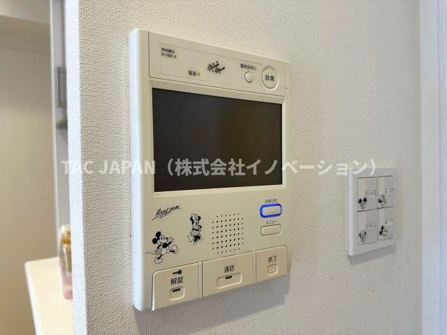 日神パレステージ東日暮里の防犯設備|【モニター付きオートロック】
来訪者をリビングから確認できエントランスの開錠ができるオートロックは現代防犯の要ですね。