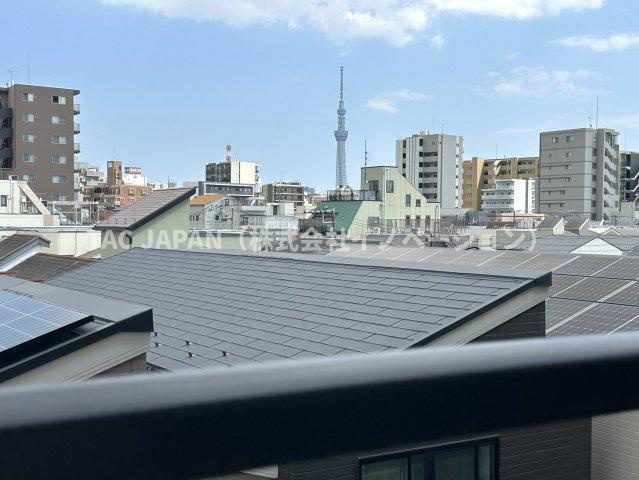 日神パレステージ東日暮里の展望|バルコニーからは開けた街並みの先にスカイツリーを望む伸びやかな眺望。空の広がりも感じられ、都心近接でありながら開放感を享受できる住まいです。晴れた日には視界が抜け、心地よい開放感がゆったり広がります。